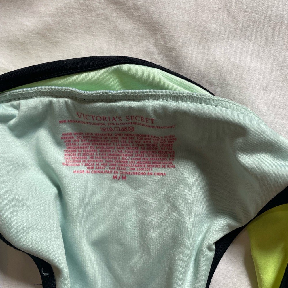 Bikini - Picture 3 of 4